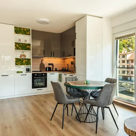 Evergreen Apartment *