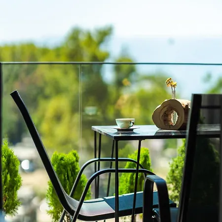 Evergreen Apartment *